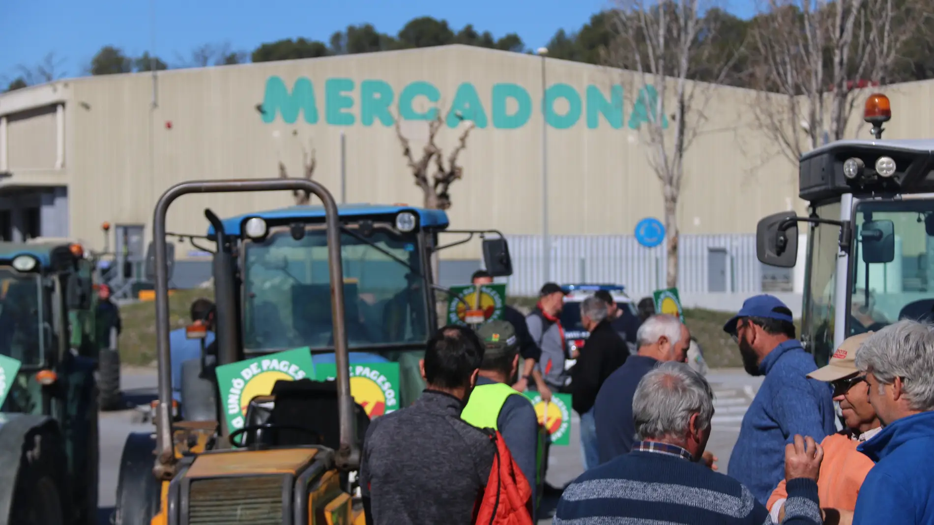 Els pagesos bloquegen el centre logístic de Mercadona
