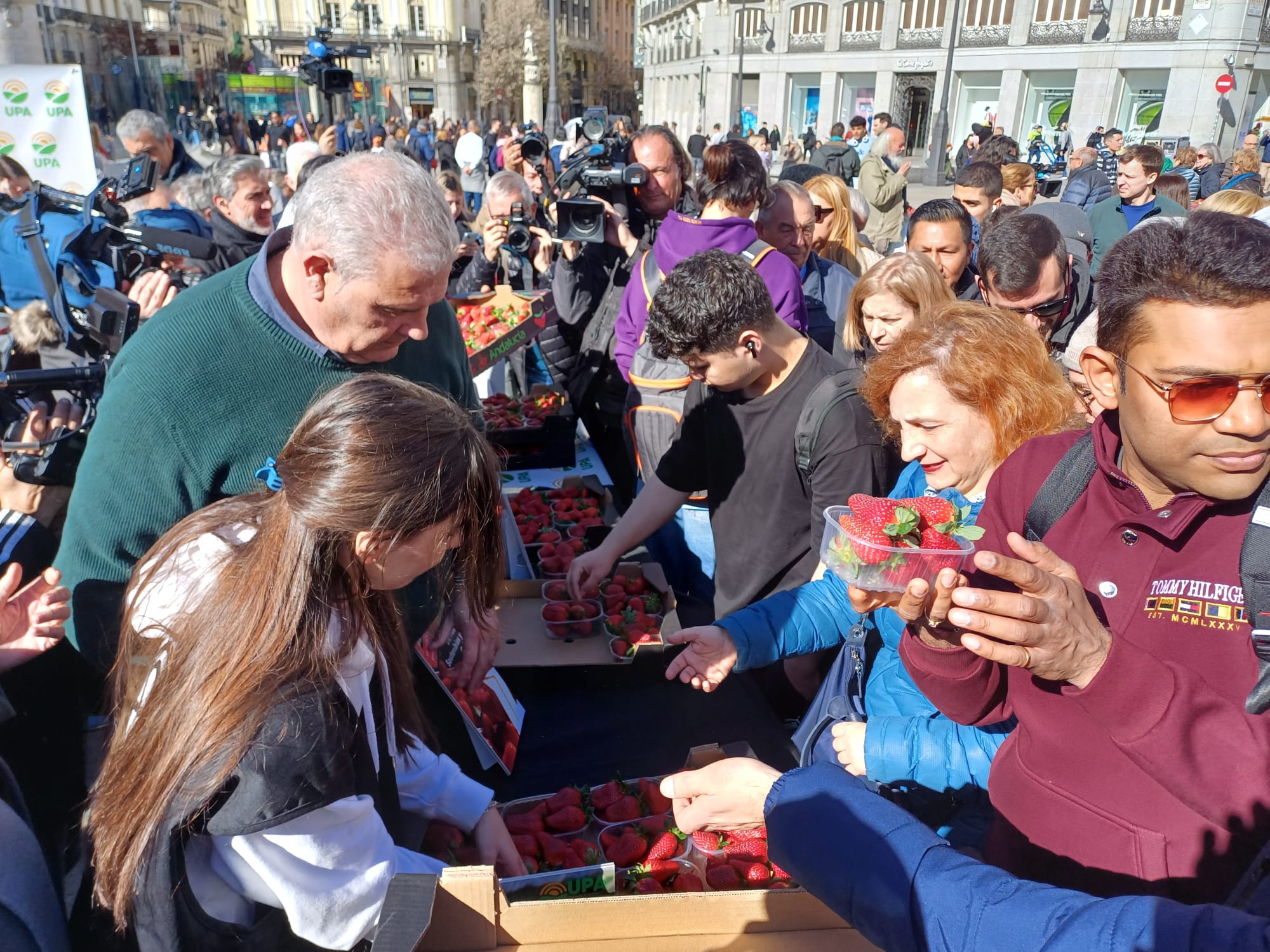 Los agricultores reparten mil kilos de fresas de Huelva en la Puerta del Sol Los agricultores reparten mil kilos de fresas de Huelva en la Puerta del Sol