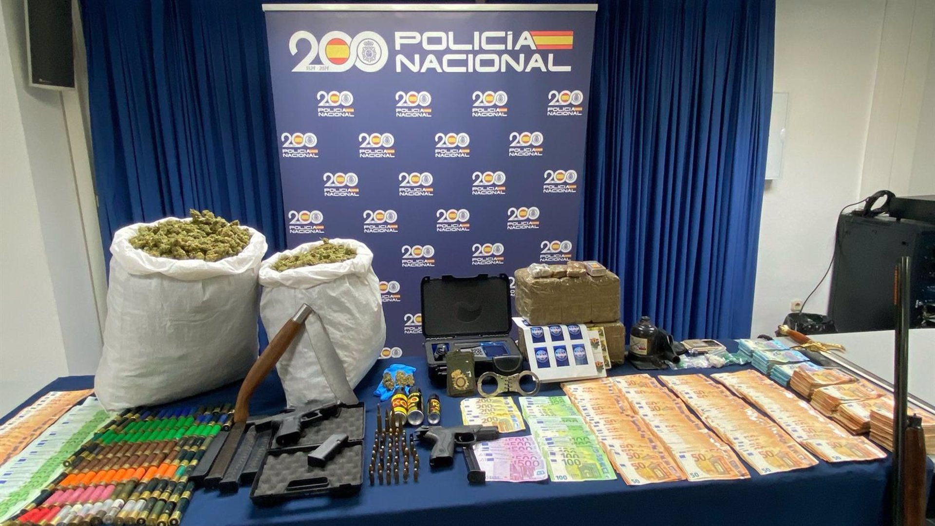 Desmantelada una red de "narcopisos" con ocho detenidos, 12 kilos de hachís y 358 plantas de marihuana Desmantelada una red de "narcopisos" con ocho detenidos, 12 kilos de hachís y 358 plantas de marihuana