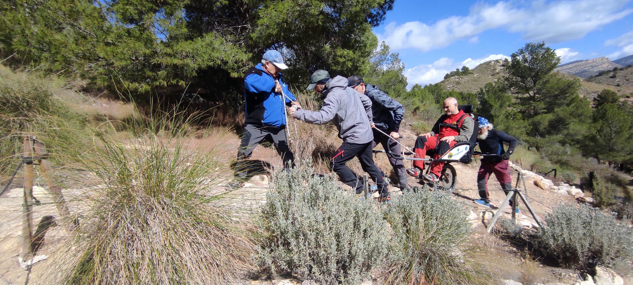 El grupo Cuentamontes del Centro Excursionista de Petrer acerca el senderismo a personas con movilidad reducida El grupo Cuentamontes del Centro Excursionista de Petrer acerca el senderismo a personas con movilidad reducida