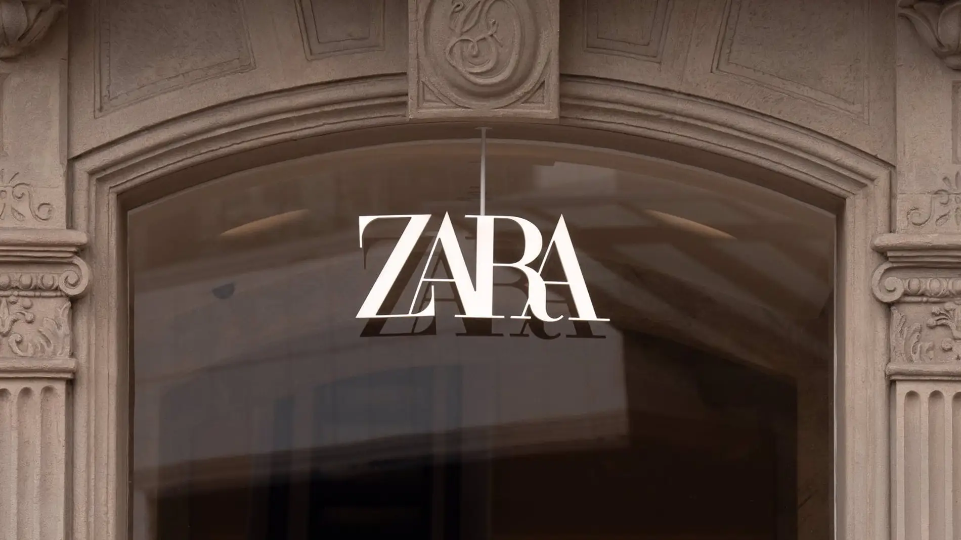 Imagen de recurso de la entrada de una tienda de Zara