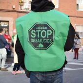 Un activista de STOP Desahucios acude a una protesta contra el domicilio de una familia en Madrid.