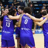 Los jugadores del Alimerka Oviedo celebran la victoria tras derrotar al HLA Alicante.