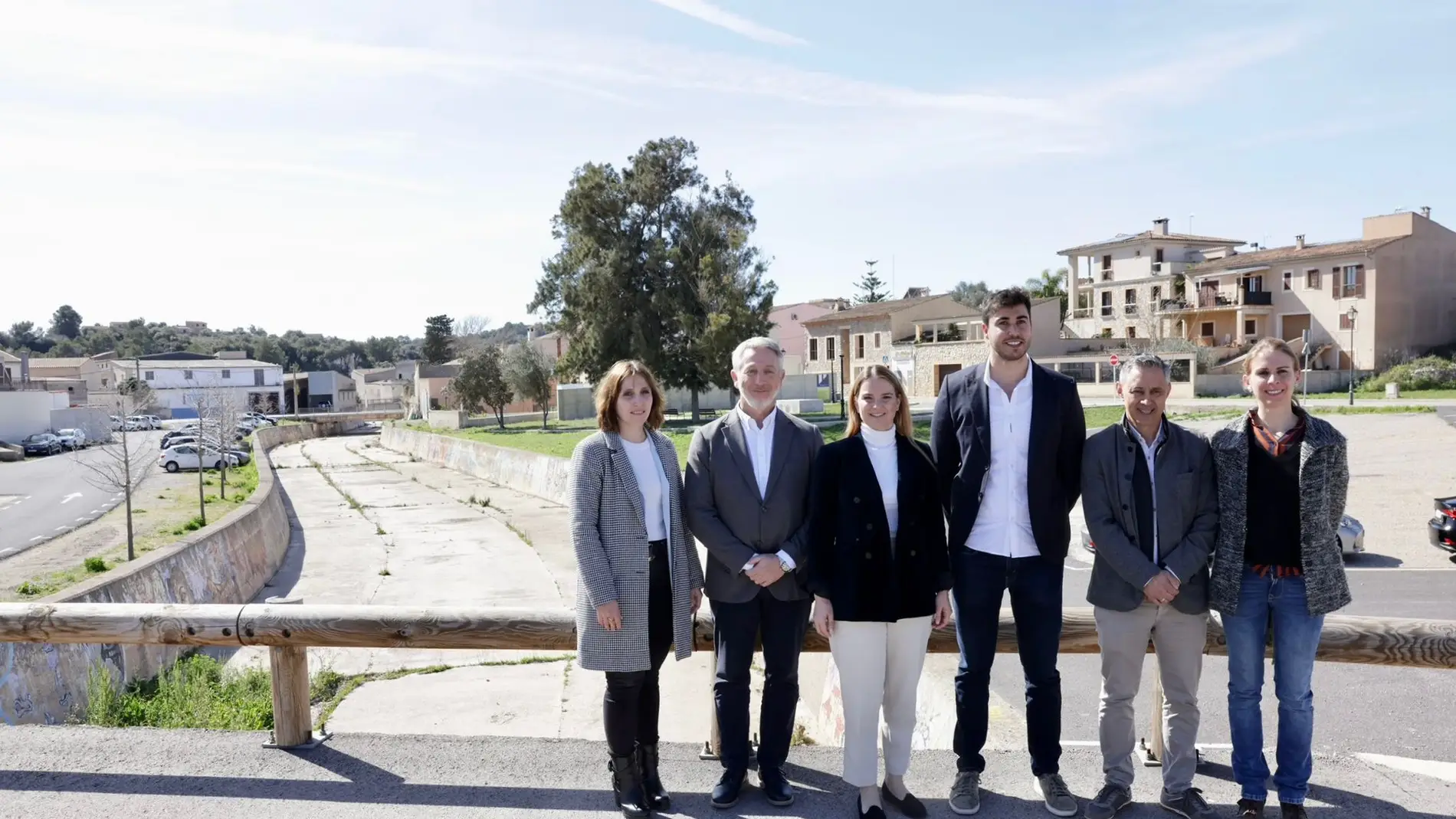 La presidenta del Govern, el alcalde de Sant Llorenç des Cardassar y otras autoridades, en la presentación del proyecto de mejora de los torrentes del municipio.