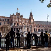 Turistas en la Plaza de España en una imagen de archivo Turistas en la Plaza de España en una imagen de archivo