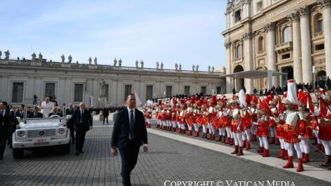 El Papa junto a los &quot;armaos&quot; de Bolaños