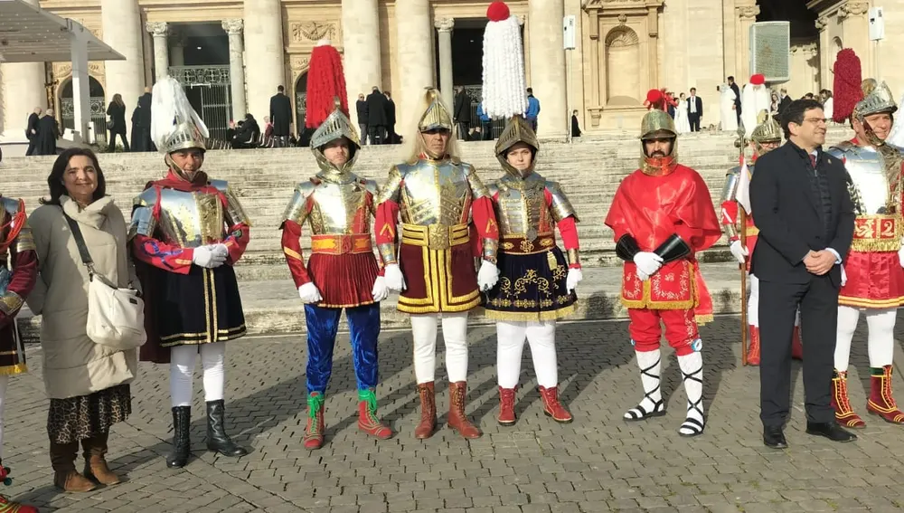 El alcalde de Bolaños, Miguel Ángel Valverde, junto a &quot;armaos&quot; del Campo de Calatrava