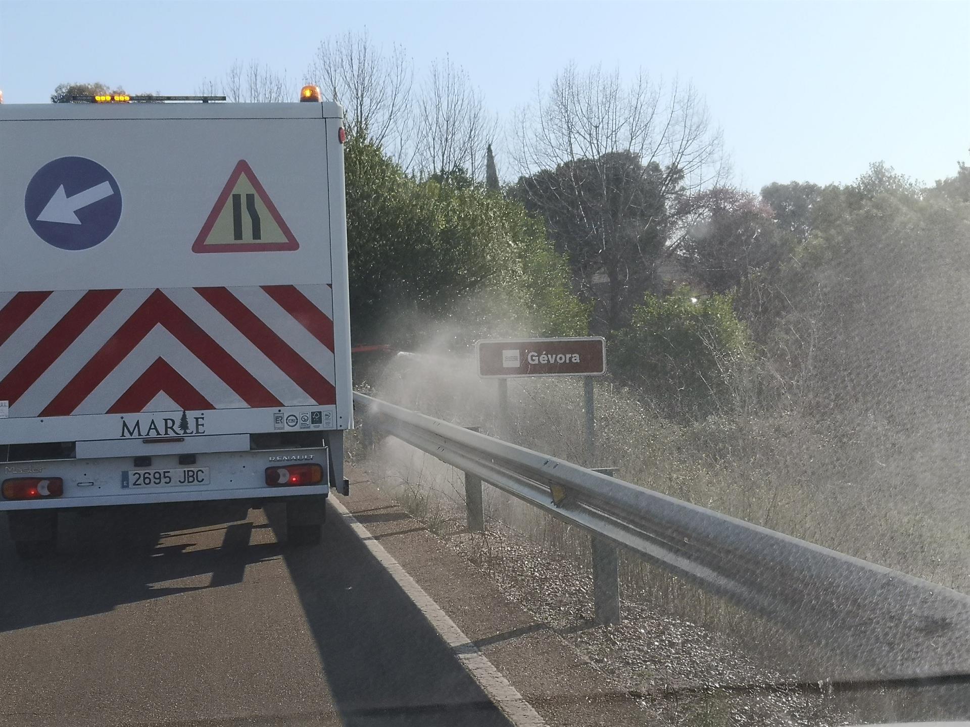 Adenex denuncia el uso "masivo" e "indiscriminado" del glifosato en las cunetas de carreteras extremeñas Adenex denuncia el uso "masivo" e "indiscriminado" del glifosato en las cunetas de carreteras extremeñas