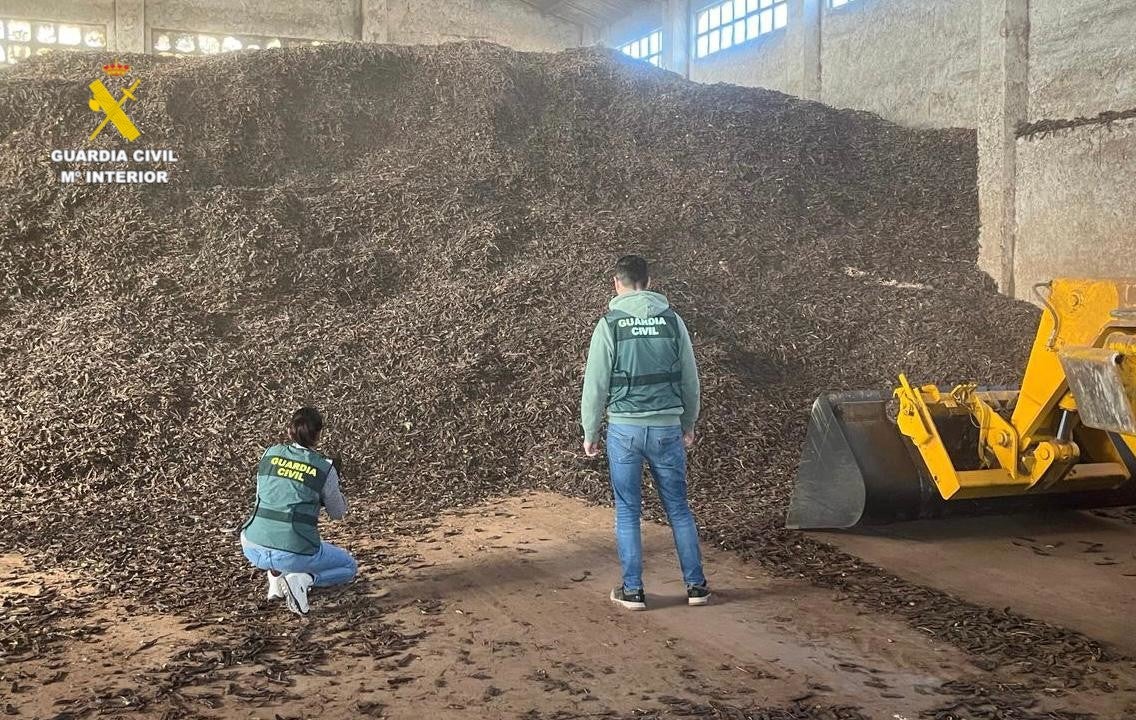 Detenidas cuatro personas en Vinaròs por introducir en el mercado de manera ilícita más de 37 toneladas de olivas y algarrobas Detenidas cuatro personas en Vinaròs por introducir en el mercado de manera ilícita más de 37 toneladas de olivas y algarrobas