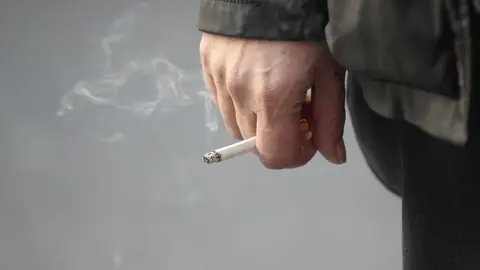 Imagen de archivo de una persona fumando. Imagen de archivo de una persona fumando.