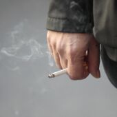 Imagen de archivo de una persona fumando.