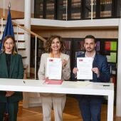 Imagen de la firma del acuerdo entre CC y PSOE para la investidura de Sánchez que trae consigo la llamada Agenda Canaria 