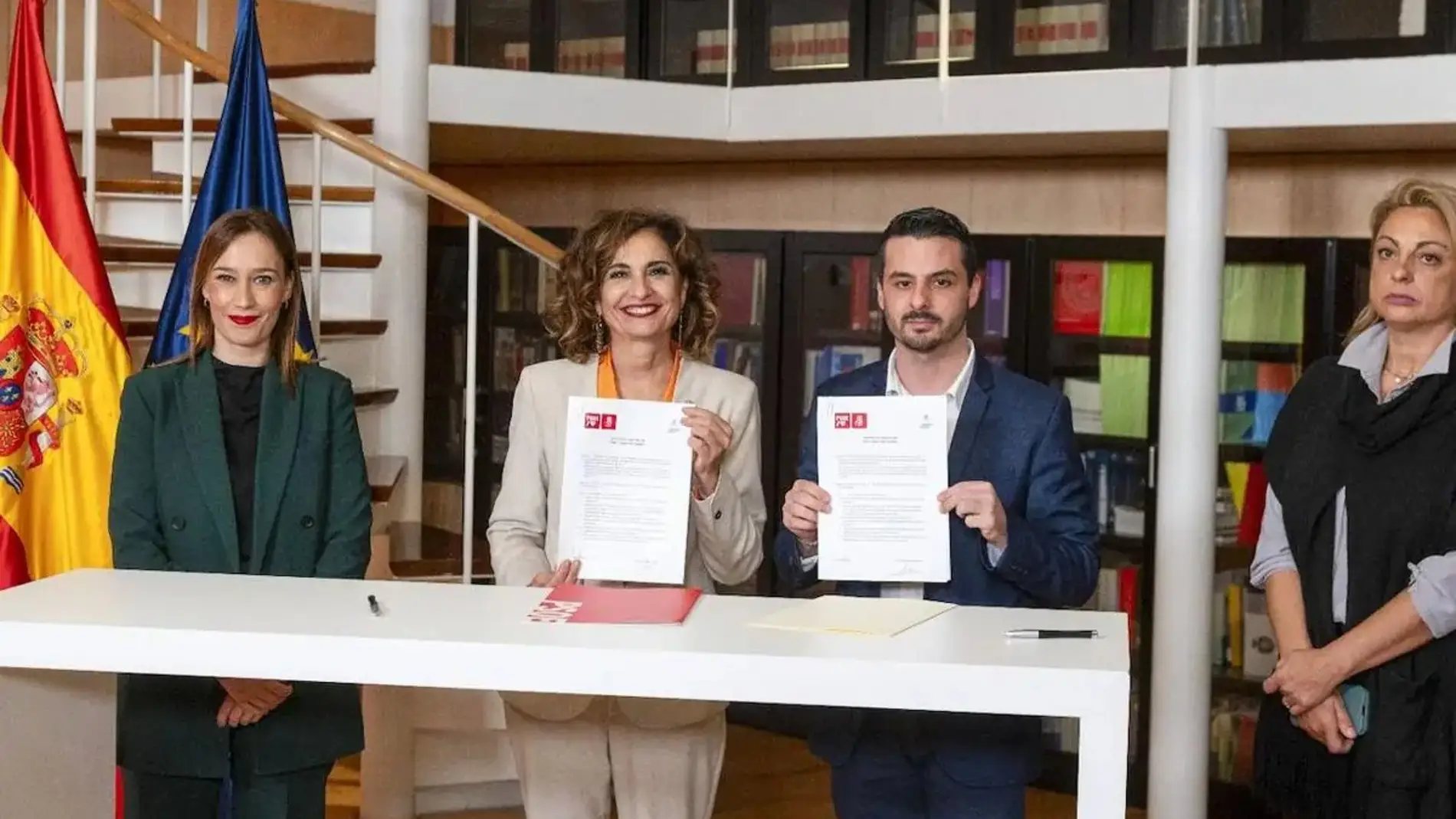 Imagen de la firma del acuerdo entre CC y PSOE para la investidura de Sánchez que trae consigo la llamada Agenda Canaria 