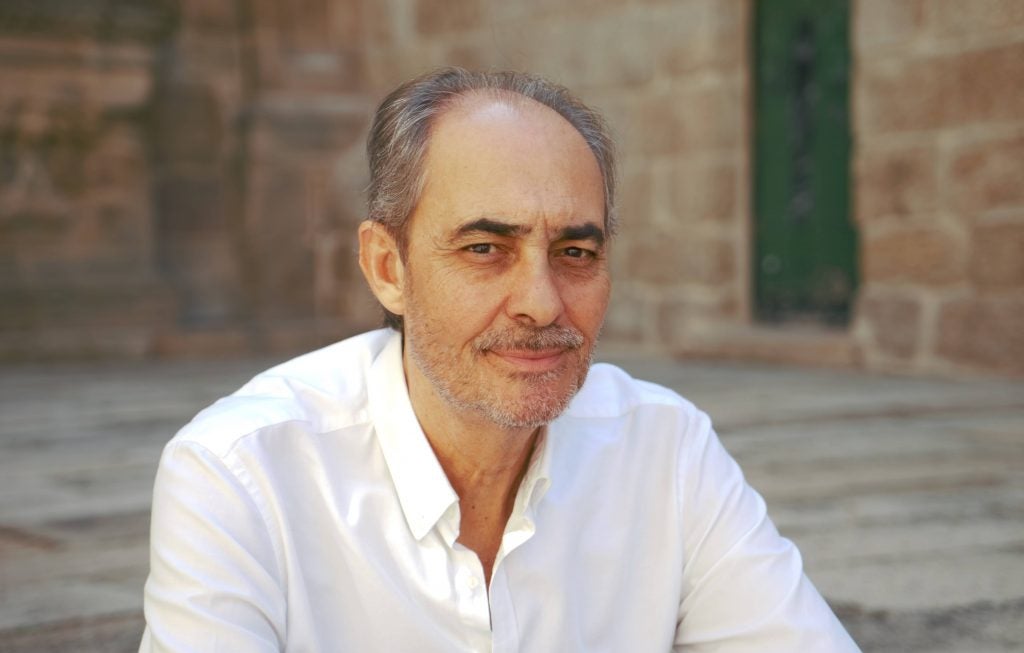 Alfonso de Sas presenta a sua novela "Tres Imperios" en el Liceo Alfonso de Sas presenta a sua novela "Tres Imperios" en el Liceo
