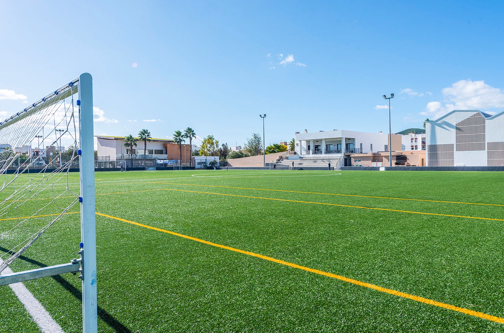 Un árbitro de 16 años suspende un partido de fútbol en Ibiza tras ser insultado gravemente y tras una trifulca entre aficionados de los dos equipos Un árbitro de 16 años suspende un partido de fútbol en Ibiza tras ser insultado gravemente y tras una trifulca entre aficionados de los dos equipos