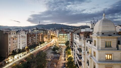 Plaça de Gal·la Placídia, a Barcelona. Ak mig i il·luminat, el Col·legi d&#39;Economistes de Catalunya