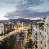 Plaça de Gal·la Placídia, a Barcelona. Ak mig i il·luminat, el Col·legi d'Economistes de Catalunya
