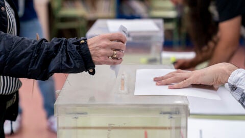 Una persona mete su voto en la urna en un colegio electoral, a 28 de mayo de 2023 | Foto de archivo