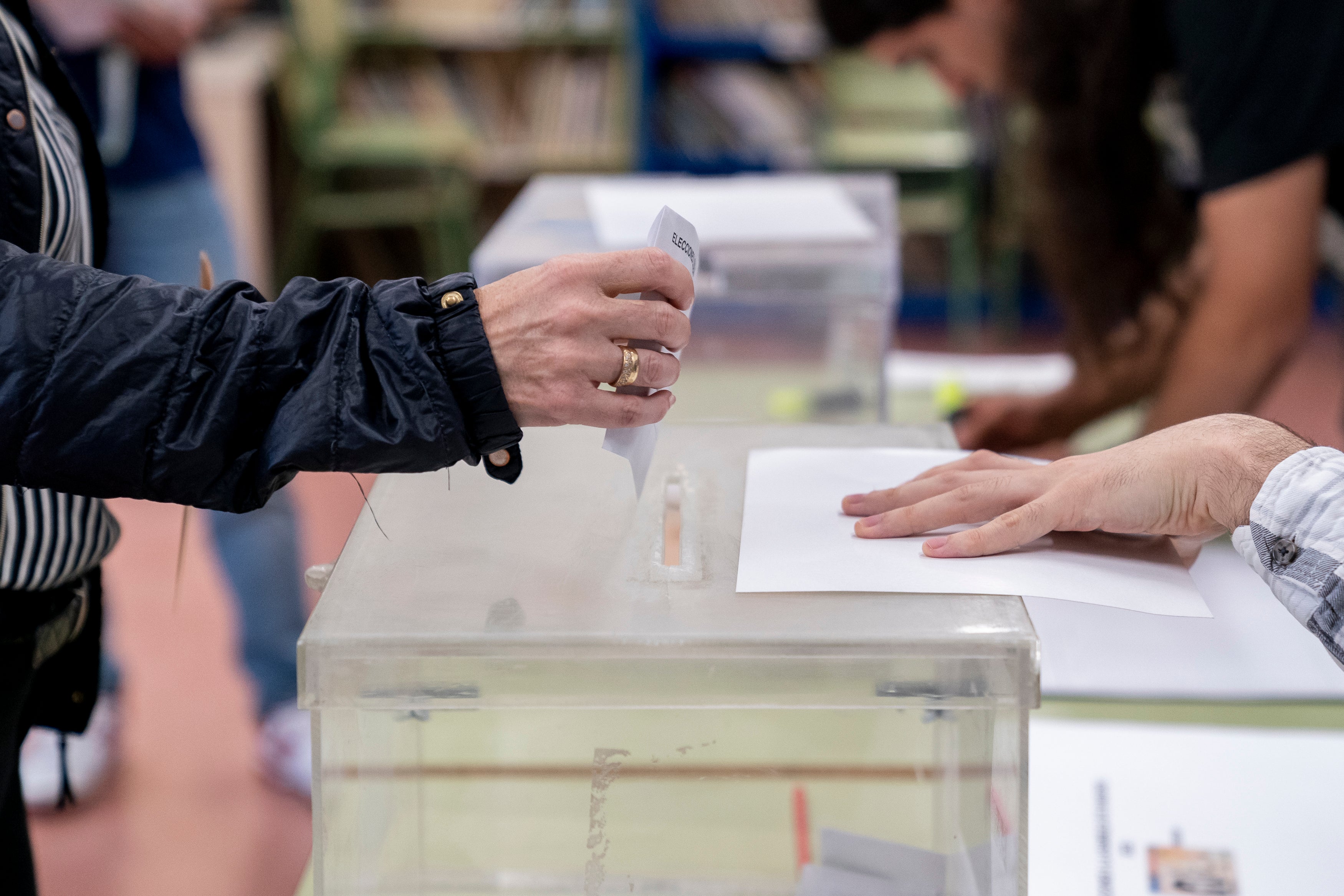 Una persona mete su voto en la urna en un colegio electoral, a 28 de mayo de 2023 | Foto de archivo Una persona mete su voto en la urna en un colegio electoral, a 28 de mayo de 2023 | Foto de archivo