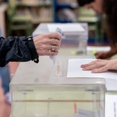 Una persona mete su voto en la urna en un colegio electoral, a 28 de mayo de 2023 | Foto de archivo Una persona mete su voto en la urna en un colegio electoral, a 28 de mayo de 2023 | Foto de archivo