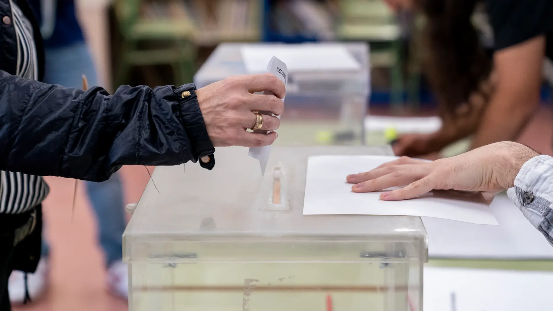 Una persona mete su voto en la urna en un colegio electoral, a 28 de mayo de 2023 | Foto de archivo