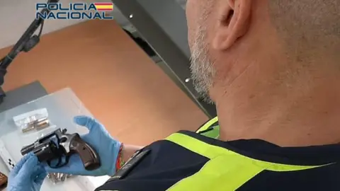 Revolver encontrado junto a los guantes en los que se encontraron los restos biológicos a partir de los que se ha identificado al ladrón. Revolver encontrado junto a los guantes en los que se encontraron los restos biológicos a partir de los que se ha identificado al ladrón.