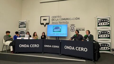 Alumnos del Colegio Colón Maristas Huelva durante la emisión de Taller de Radio, de Onda Cero.
