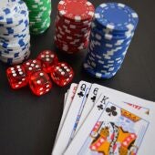 Cartas, dados y fichas de casino 