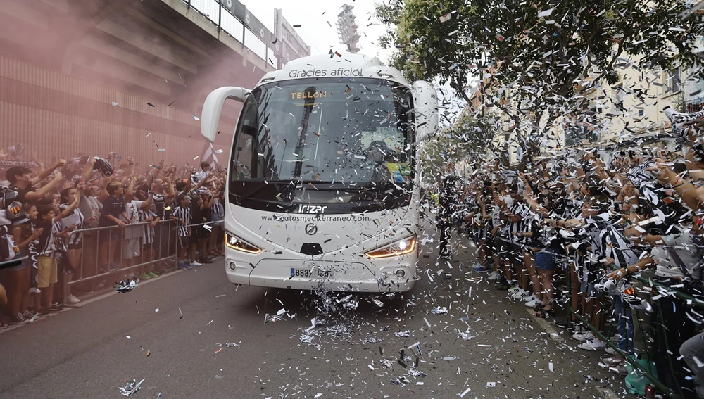 Llegada del bus del CD Castellón