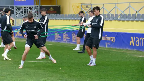 La plantilla del Orihuela en una de las sesiones de entrenamiento de esta semana en Los Arcos La plantilla del Orihuela en una de las sesiones de entrenamiento de esta semana en Los Arcos