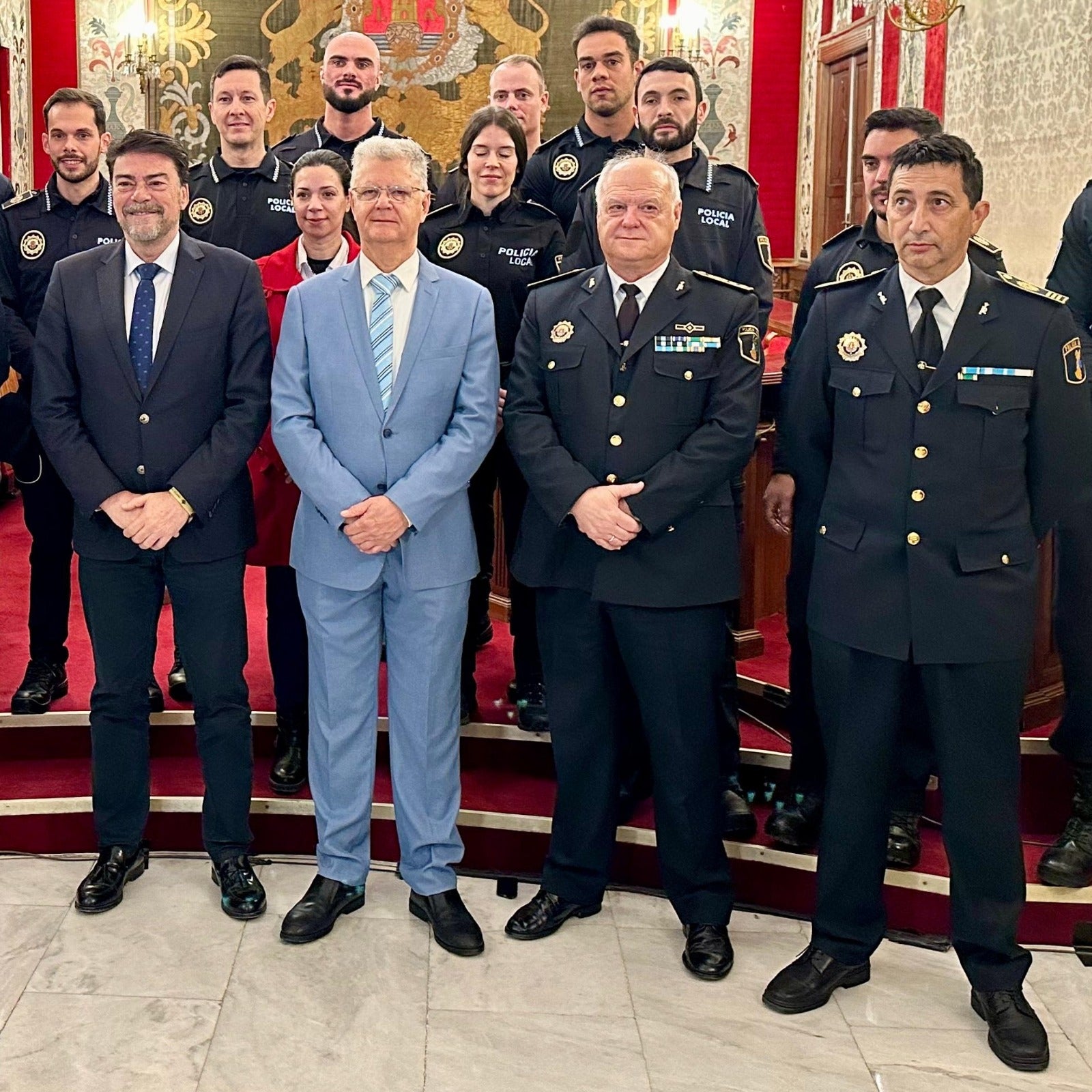 Alicante refuerza la vigilancia y seguridad en los barrios con la reorganización de la Policía Local Alicante refuerza la vigilancia y seguridad en los barrios con la reorganización de la Policía Local
