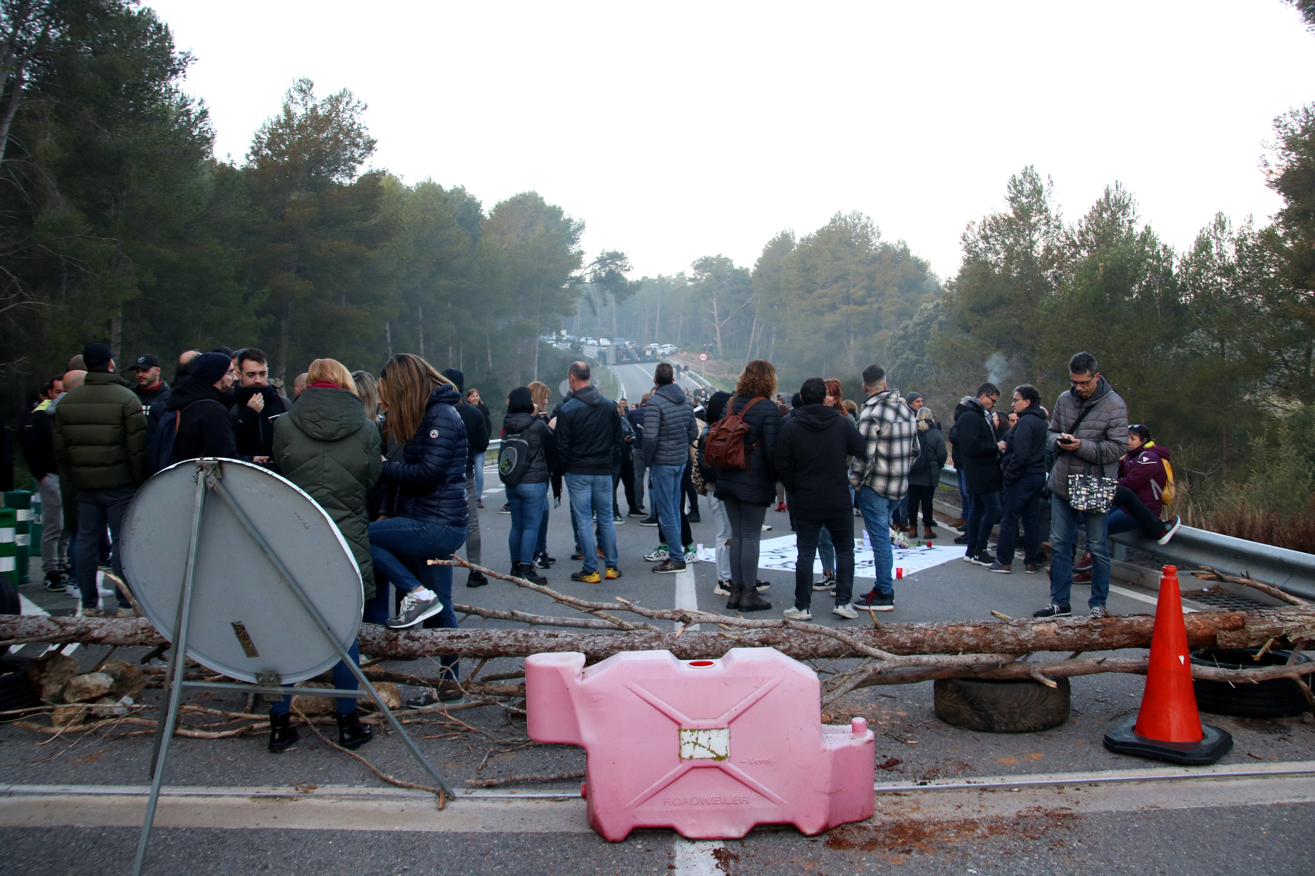 Treballadors tallen els accessos a diverses presons per exigir més seguretat Treballadors tallen els accessos a diverses presons per exigir més seguretat