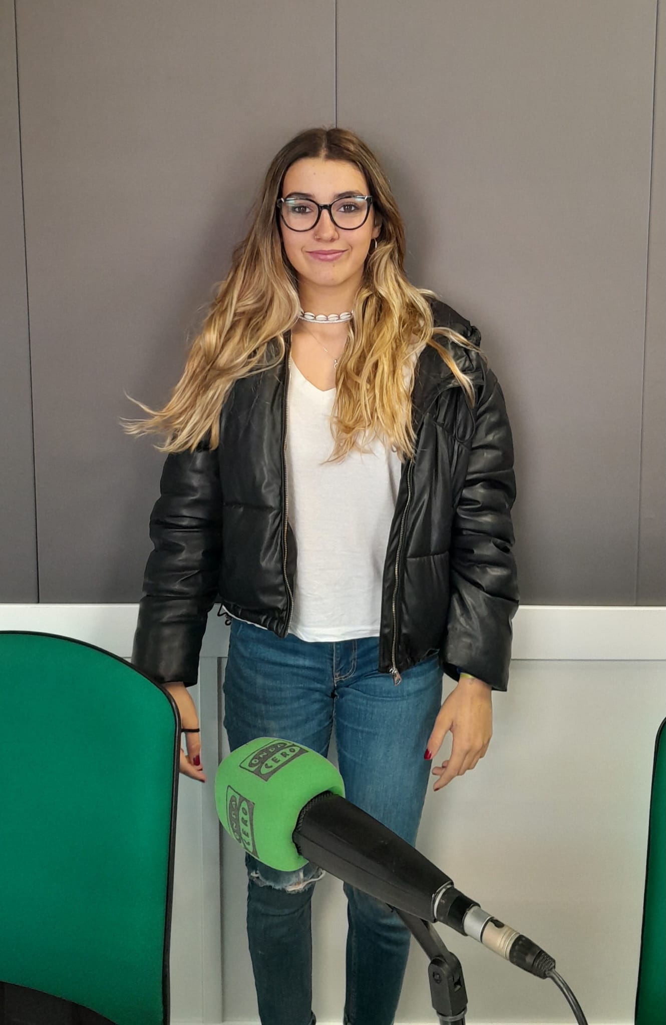 La chica con magia que vive entre trucos La chica con magia que vive entre trucos