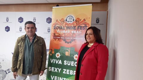 Luis Alberto Marín y Fátima de la Flor con el cartel anunciado del festival de música indie