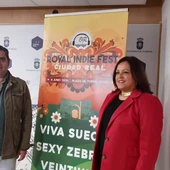 Luis Alberto Marín y Fátima de la Flor con el cartel anunciado del festival de música indie Luis Alberto Marín y Fátima de la Flor con el cartel anunciado del festival de música indie
