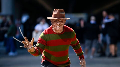 Un fan disfrazado del personaje Freddy Krueger