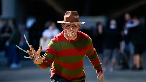 Un fan disfrazado del personaje Freddy Krueger Un fan disfrazado del personaje Freddy Krueger
