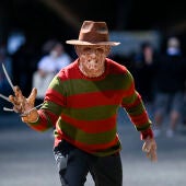 Un fan disfrazado del personaje Freddy Krueger