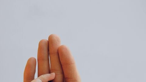 Un hombre dando la mano a su hijo 