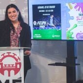 La delegada de juventud, Laura Iglesias, presenta los talleres en El Economato 