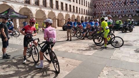 Ciclistas prepar&aacute;ndose para su salida desde la Plaza alta de Badajoz.