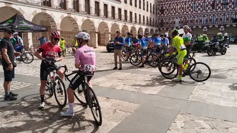 Ciclistas preparándose para su salida desde la Plaza alta de Badajoz. Ciclistas preparándose para su salida desde la Plaza alta de Badajoz.