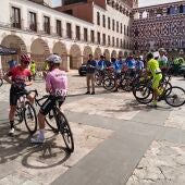 Ciclistas preparándose para su salida desde la Plaza alta de Badajoz.