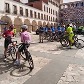 Ciclistas preparándose para su salida desde la Plaza alta de Badajoz. Ciclistas preparándose para su salida desde la Plaza alta de Badajoz.