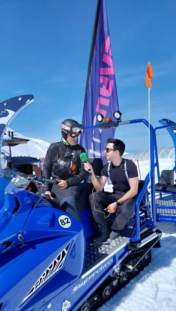 Carles Lamelo y el guía Enoc González en trineo tirado por moto de nieve