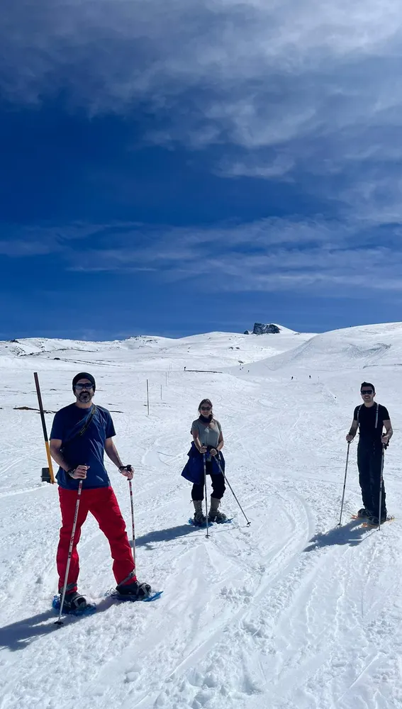 Gente Viajera en raquetas de nieve por Sierra Nevada