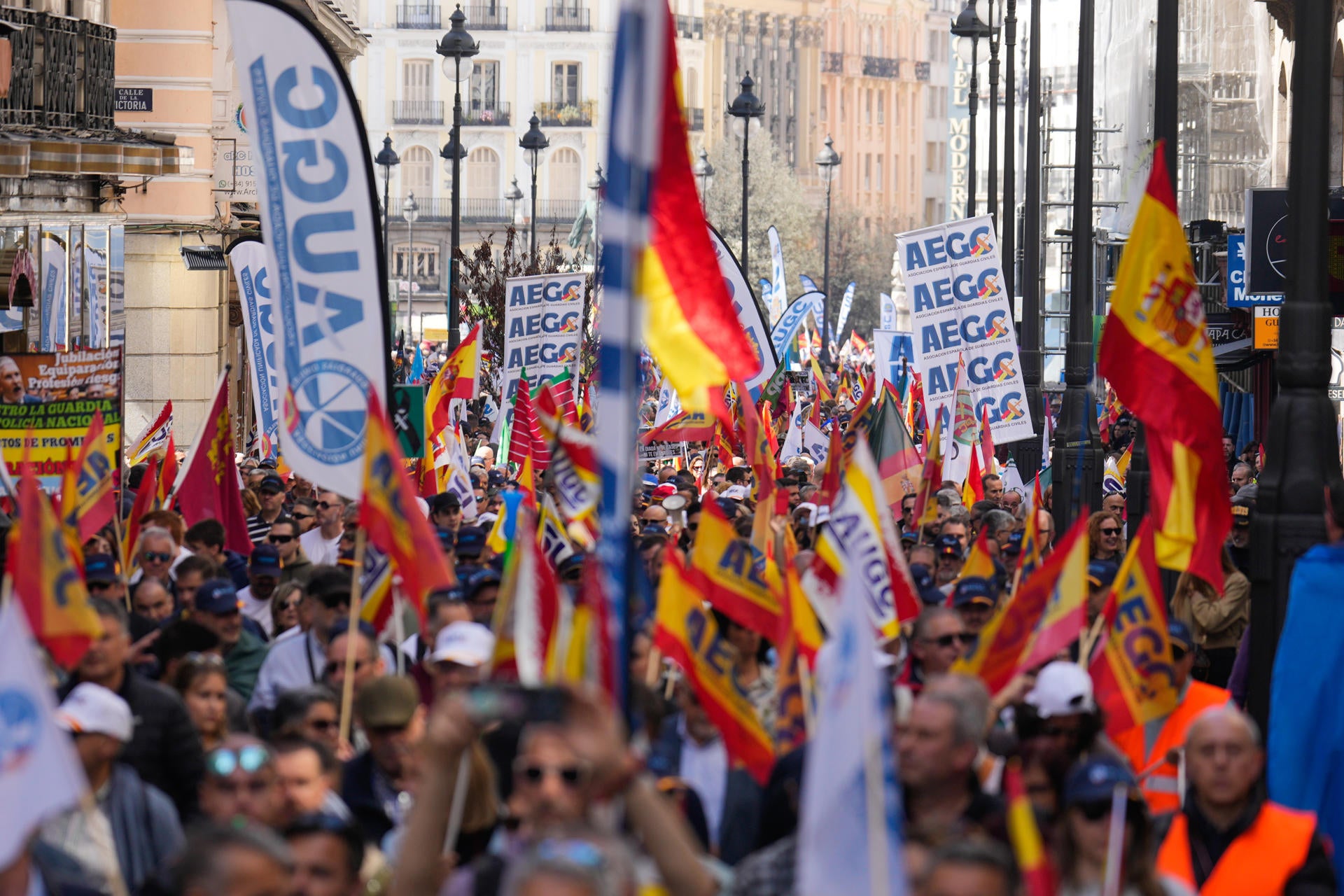 Policías y guardias civiles marchan en Madrid para exigir ser profesionales de riesgo y una jubilación digna Policías y guardias civiles marchan en Madrid para exigir ser profesionales de riesgo y una jubilación digna
