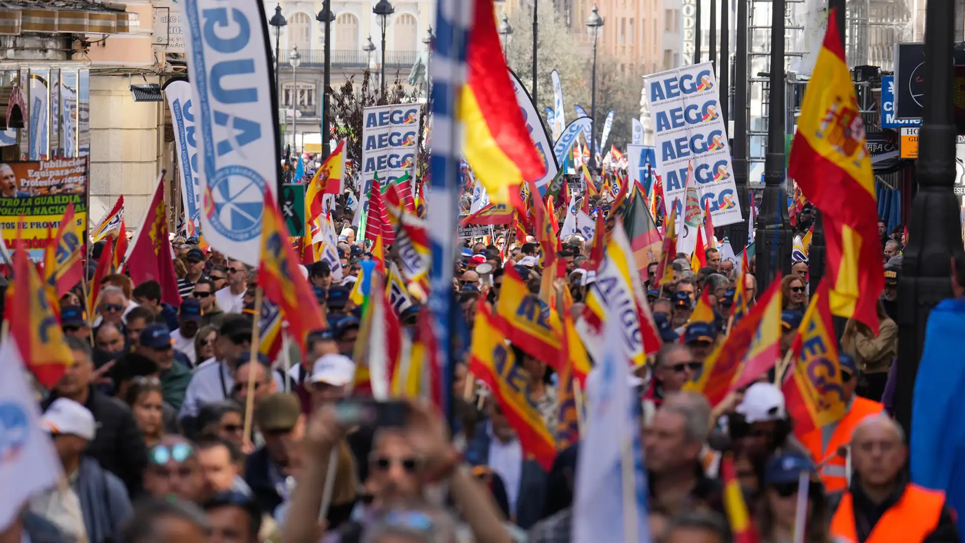Más de 12.000 personas, según la Delegación del Gobierno, se han manifestado este sábado en Madrid.