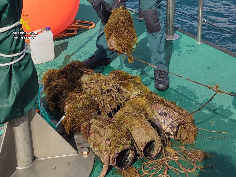 La Guardia Civil retira en dos días hasta 65 trampas para pescar pulpo en la bahía de Santa Pola La Guardia Civil retira en dos días hasta 65 trampas para pescar pulpo en la bahía de Santa Pola