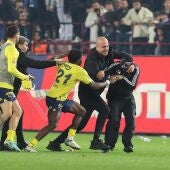Aficionados del Trabzonspor saltan al campo y agreden a jugadores del Fenerbahçe.